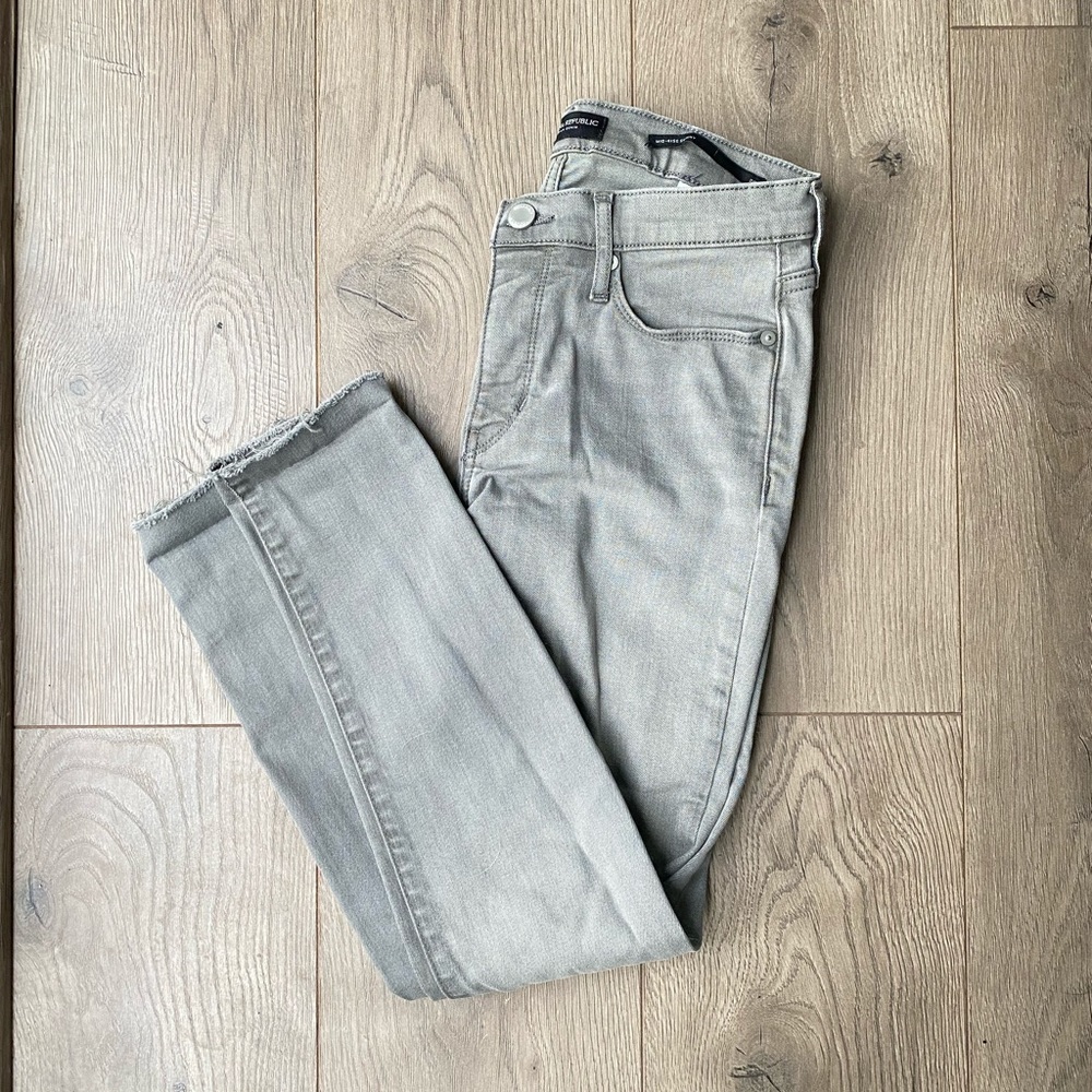Gray mid rise skinny Jean